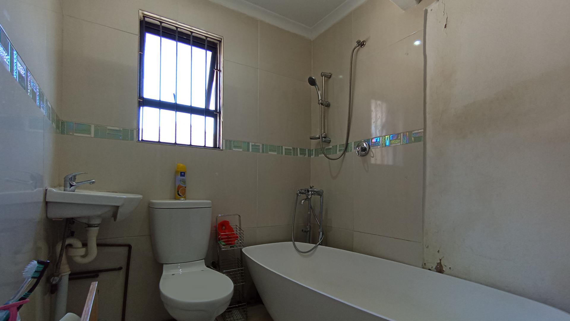 Bathroom 3+ - 23 square meters of property in Cyrildene