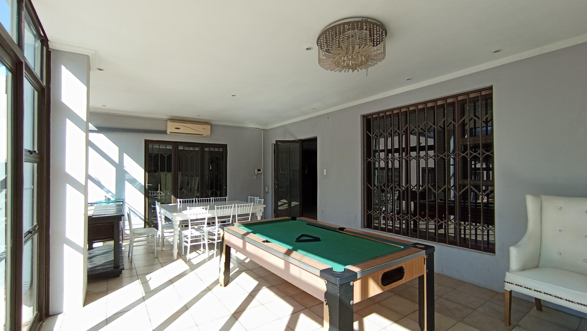 Entertainment - 67 square meters of property in Cyrildene
