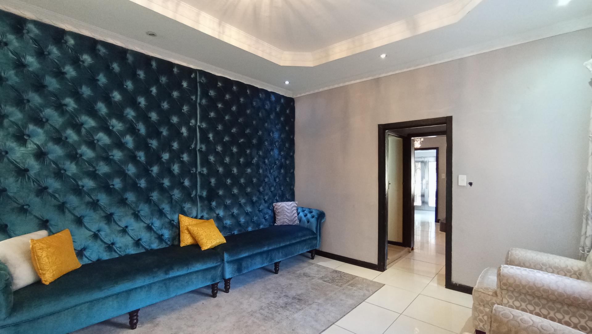 Informal Lounge - 50 square meters of property in Cyrildene