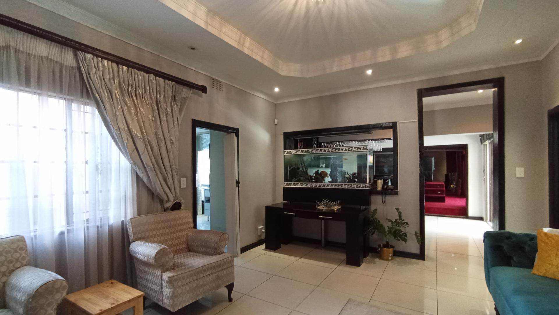 Informal Lounge - 50 square meters of property in Cyrildene