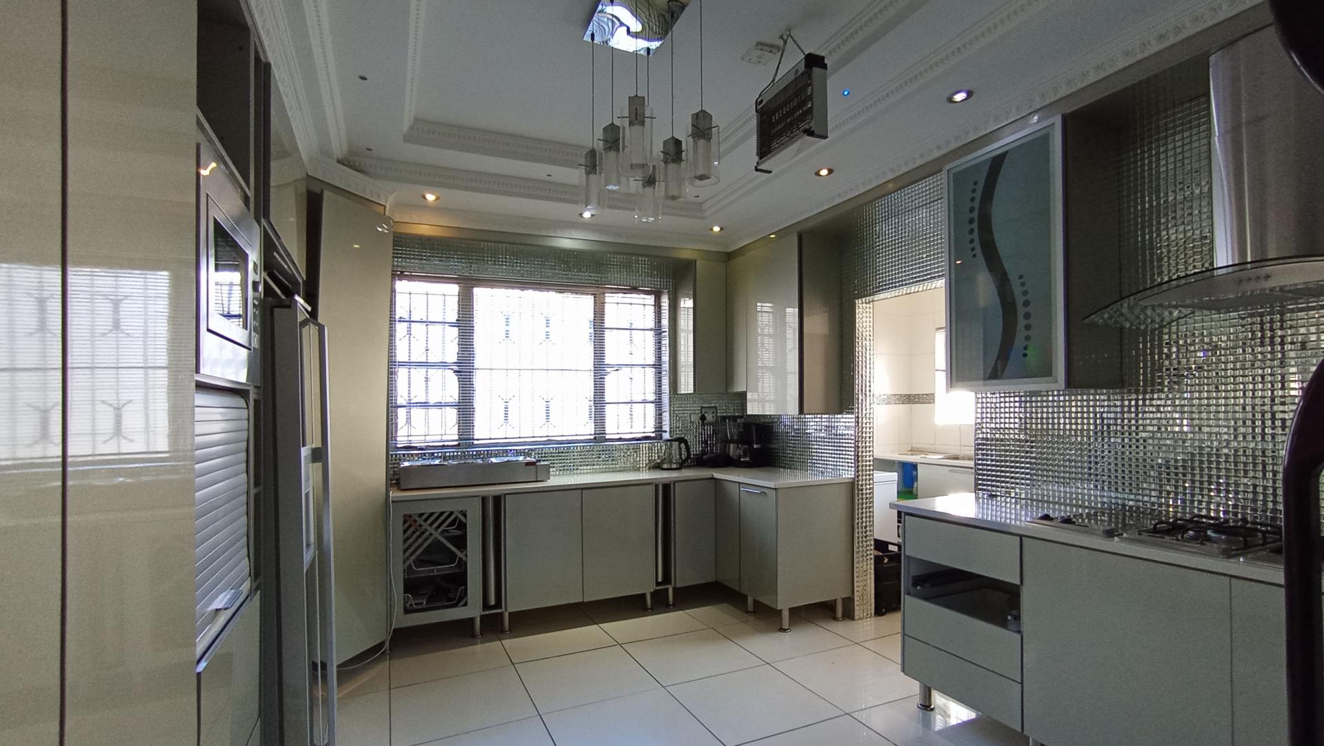 Kitchen - 17 square meters of property in Cyrildene