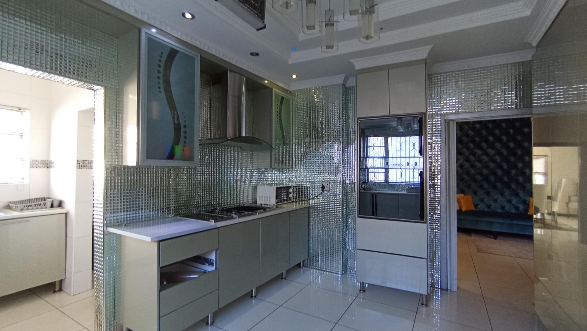 Kitchen - 17 square meters of property in Cyrildene