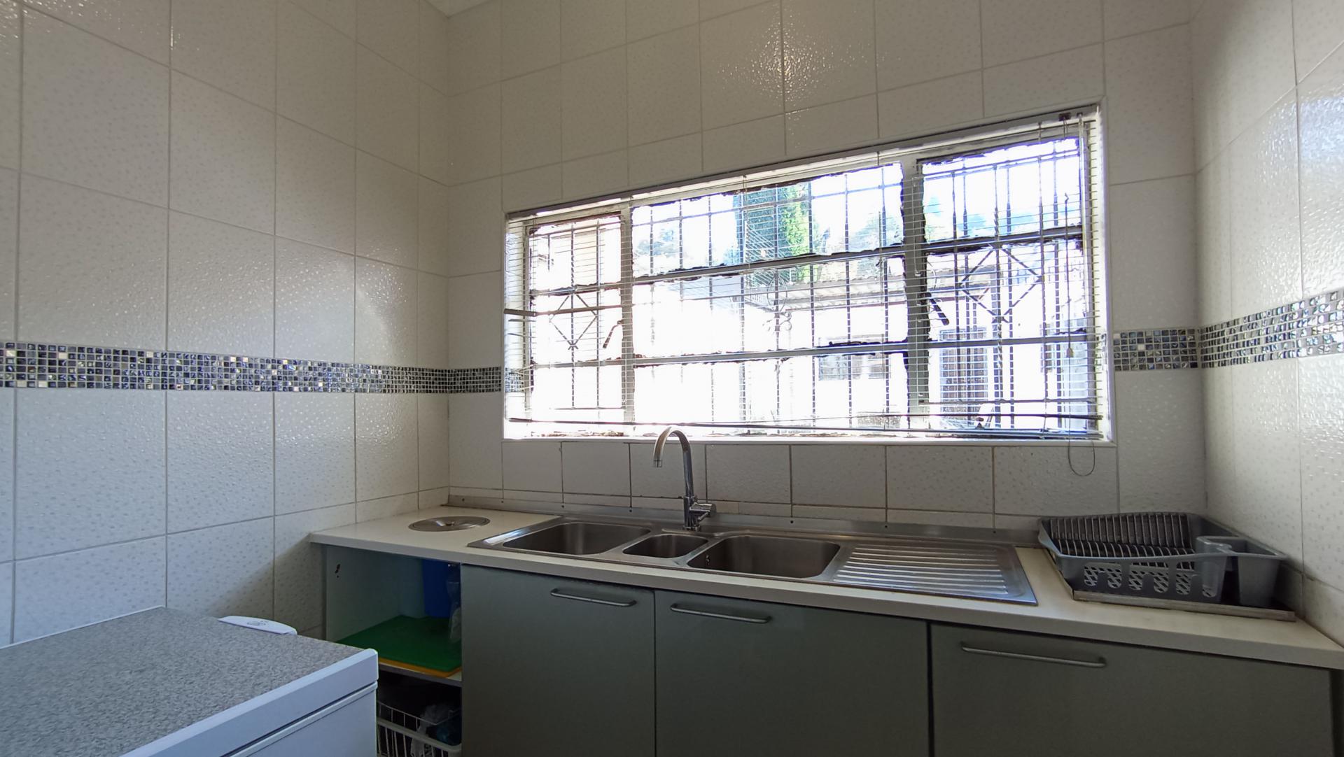 Scullery - 9 square meters of property in Cyrildene