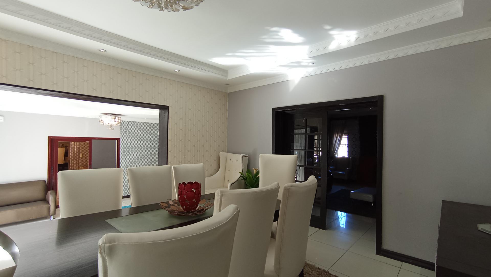 Dining Room - 23 square meters of property in Cyrildene