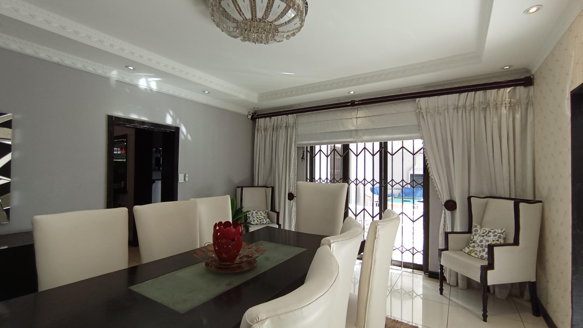 Dining Room - 23 square meters of property in Cyrildene