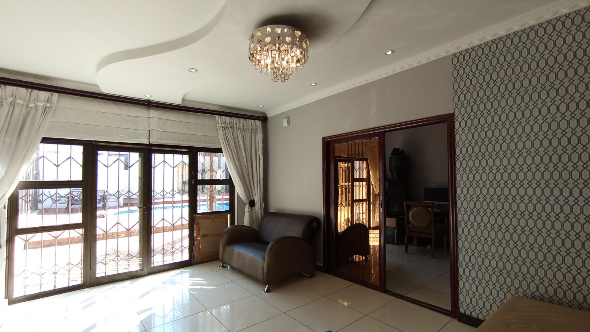 Informal Lounge - 50 square meters of property in Cyrildene