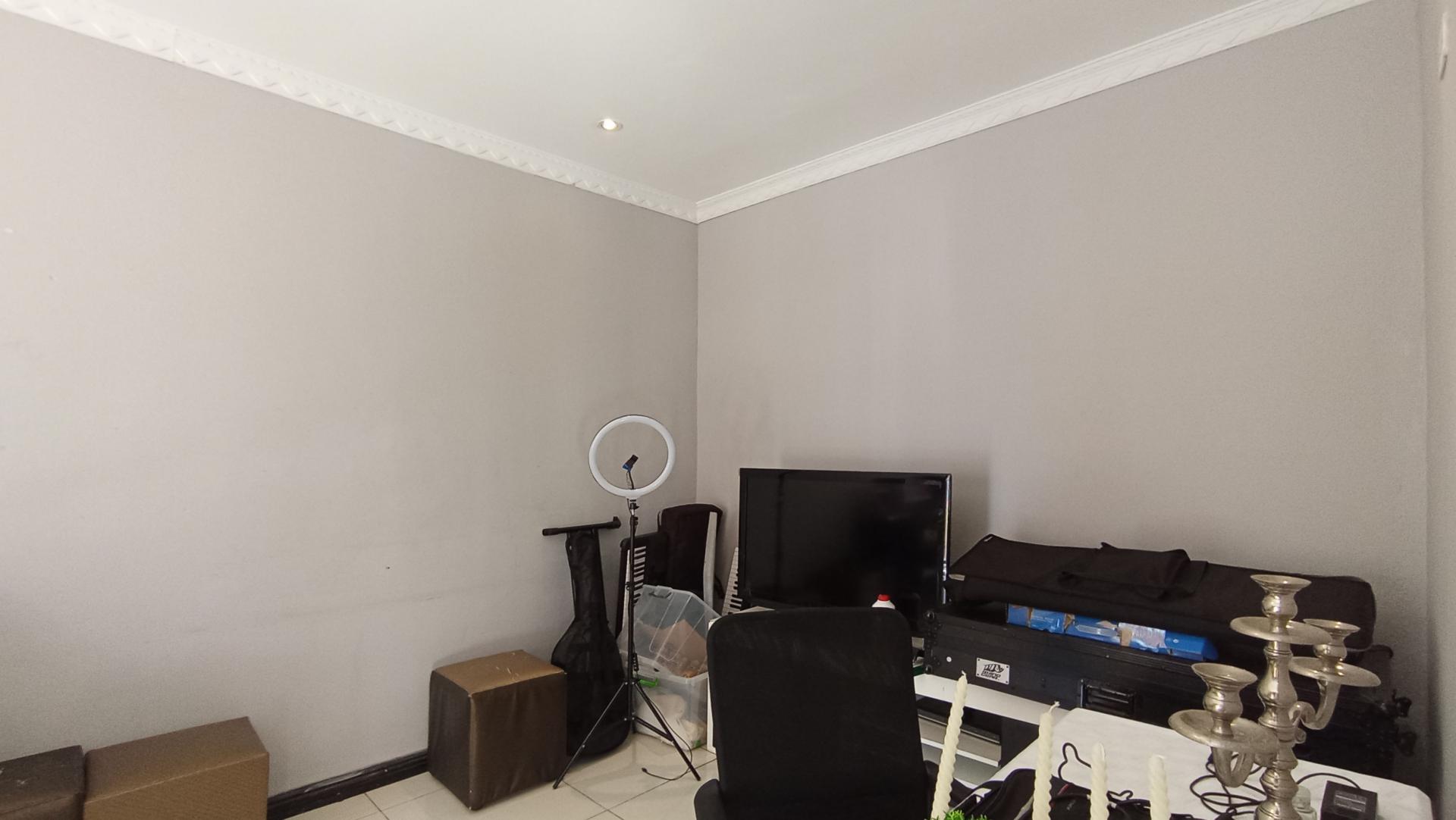 Study - 32 square meters of property in Cyrildene