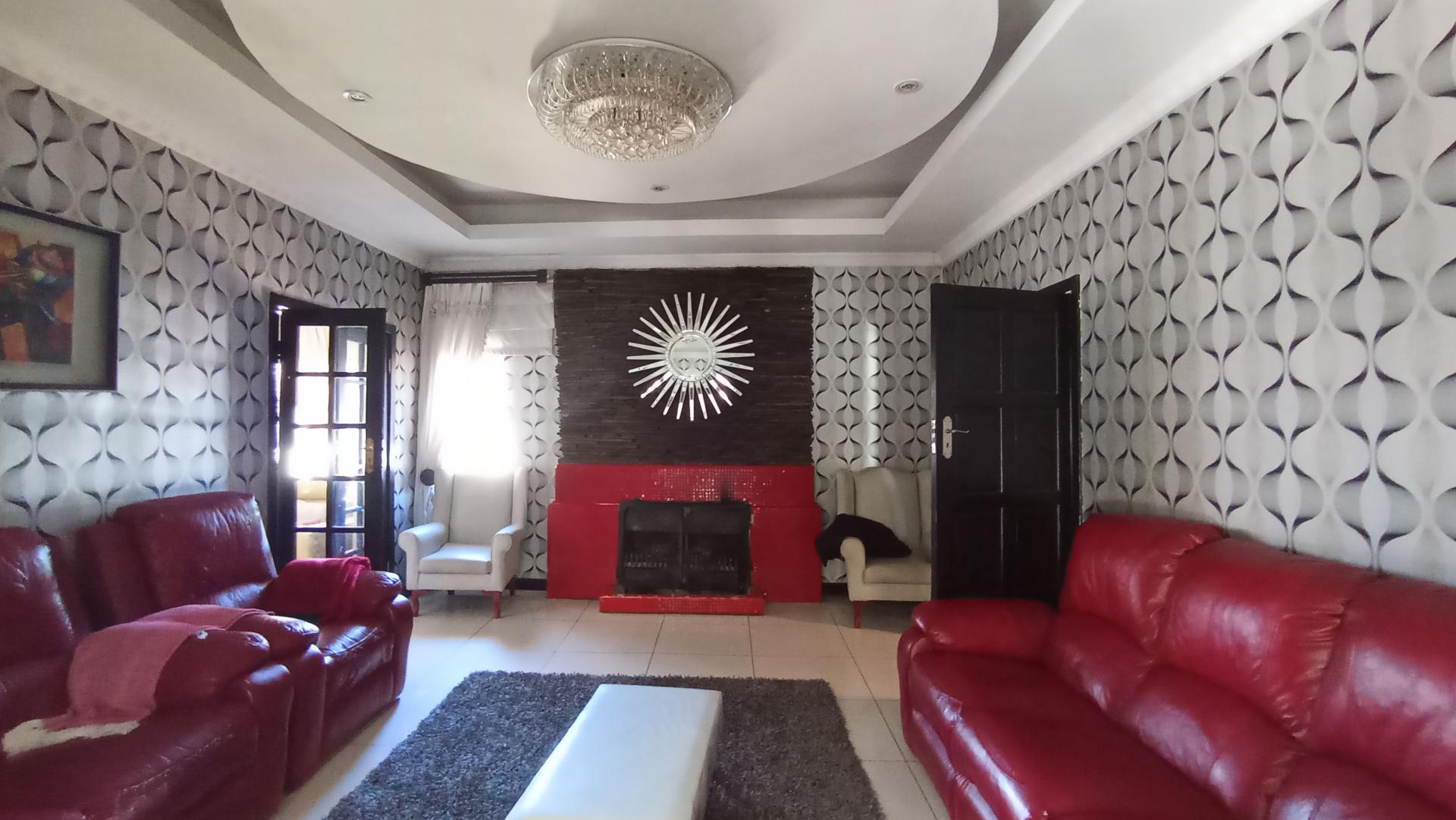 Lounges - 42 square meters of property in Cyrildene