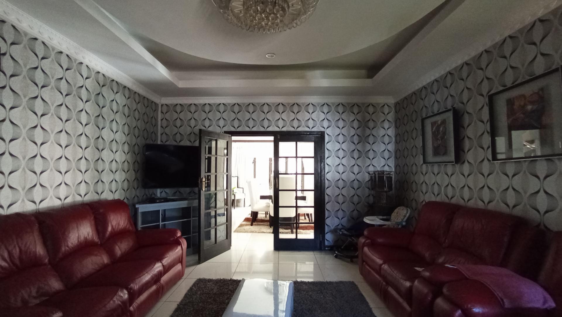 Lounges - 42 square meters of property in Cyrildene