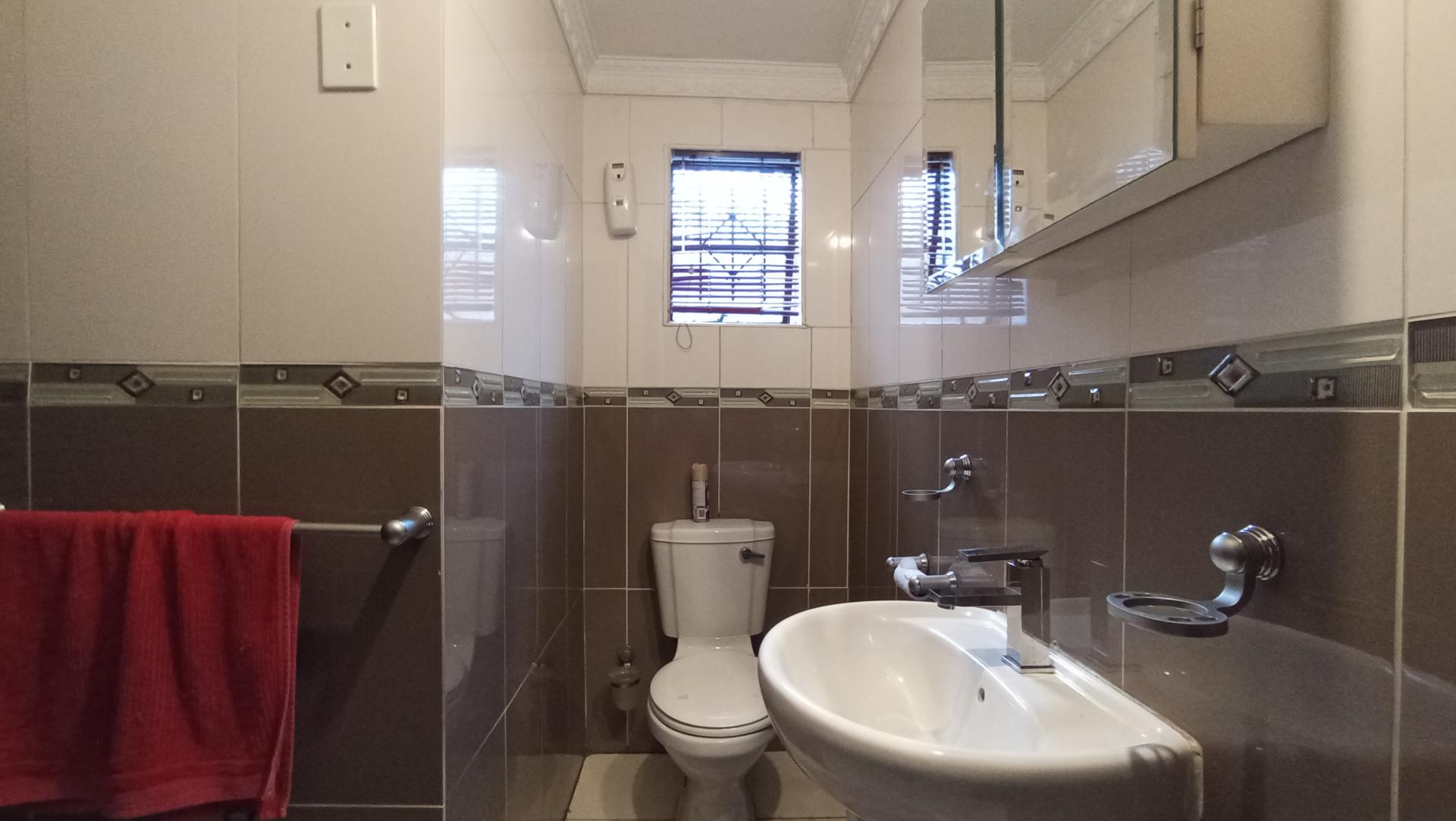 Guest Toilet - 4 square meters of property in Cyrildene