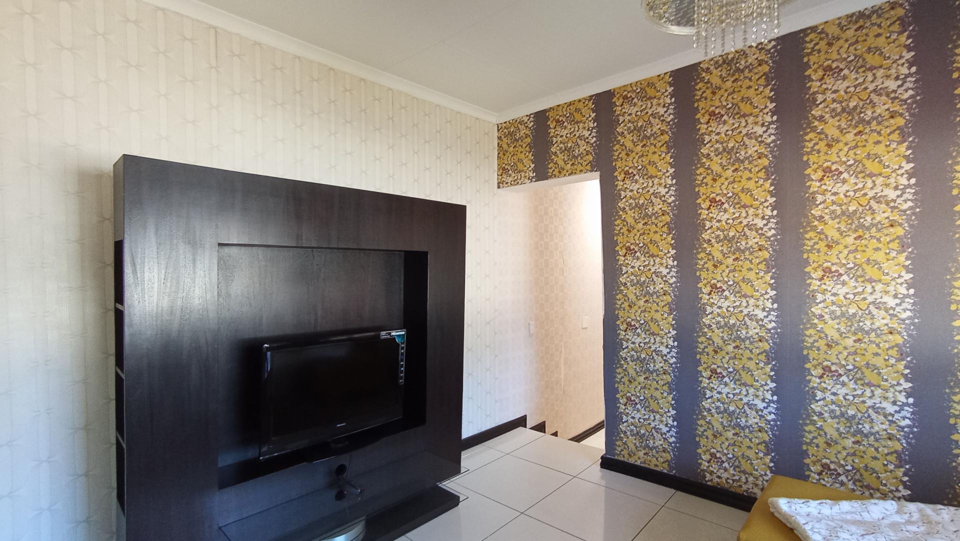 Lounges - 42 square meters of property in Cyrildene