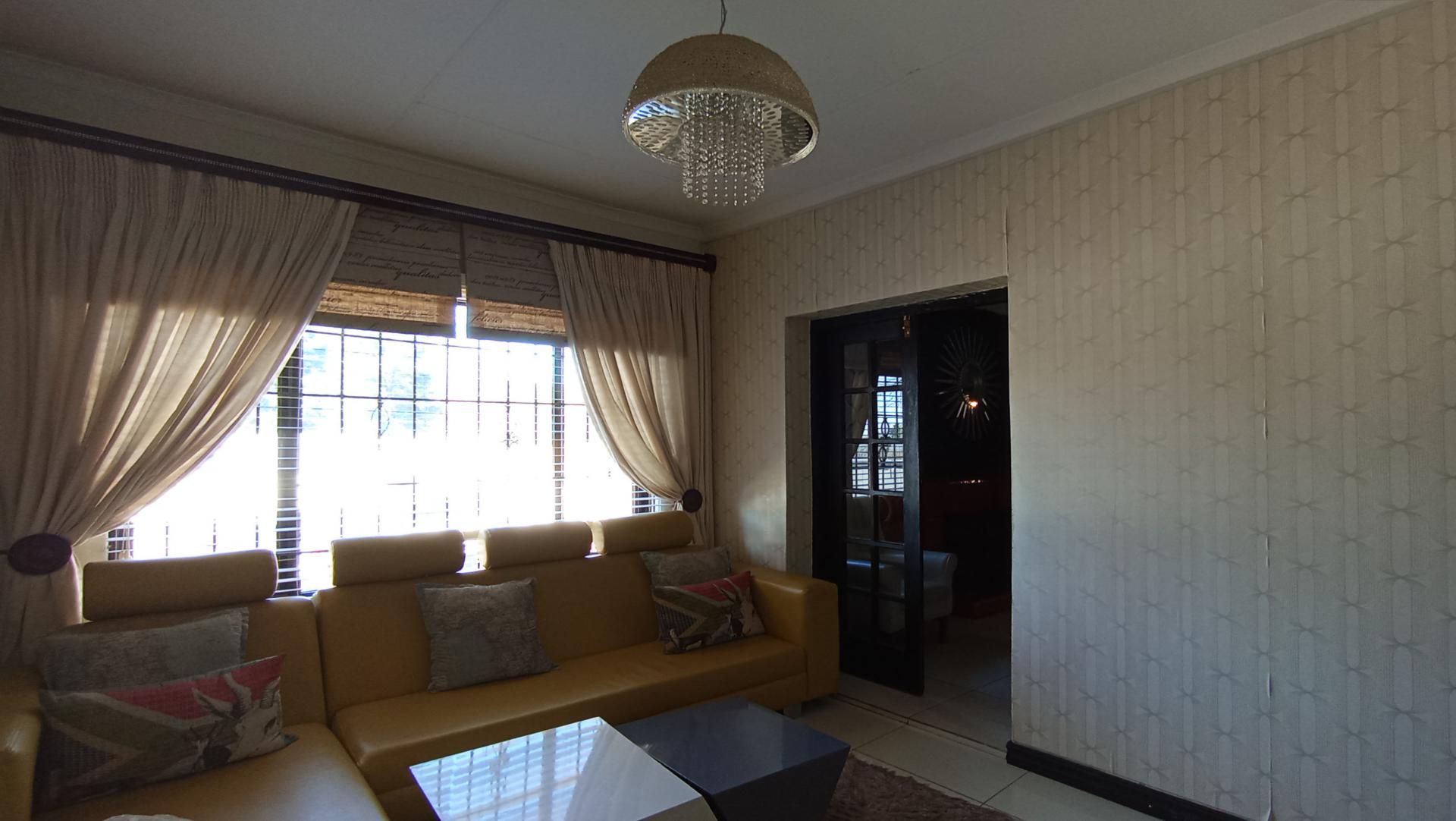 Lounges - 42 square meters of property in Cyrildene