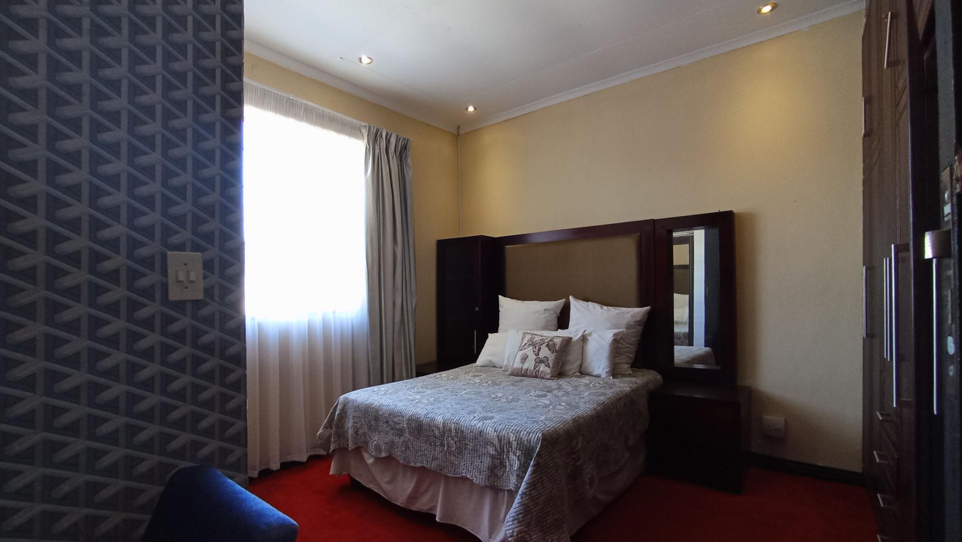 Bed Room 1 - 14 square meters of property in Cyrildene