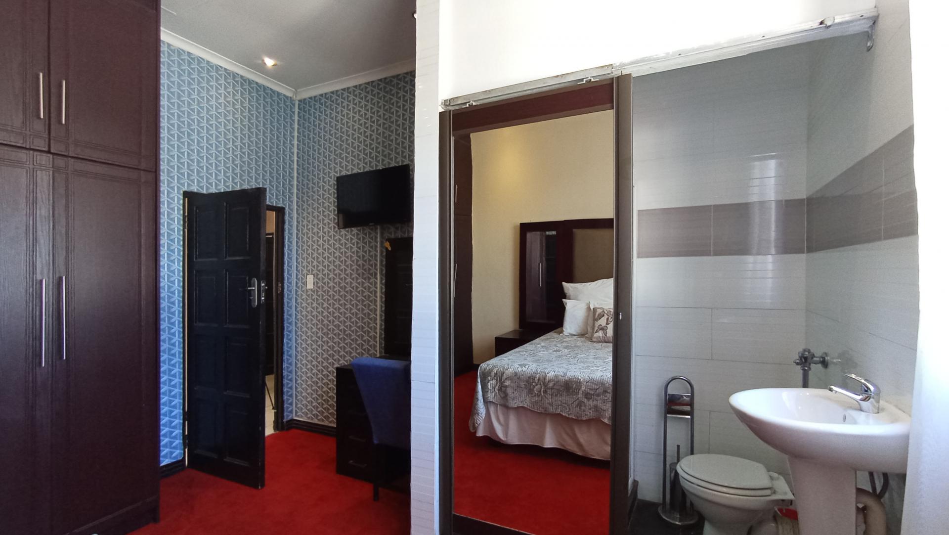 Bed Room 1 - 14 square meters of property in Cyrildene