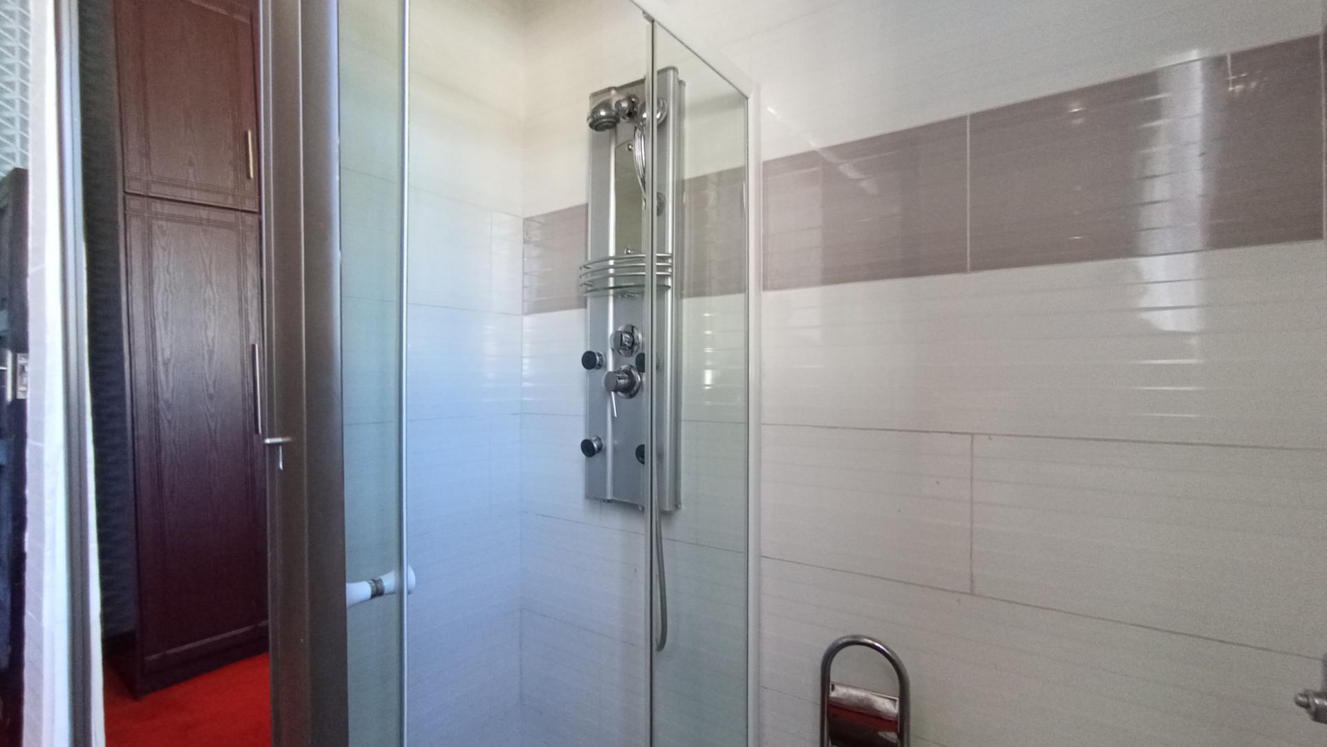 Bathroom 1 - 14 square meters of property in Cyrildene
