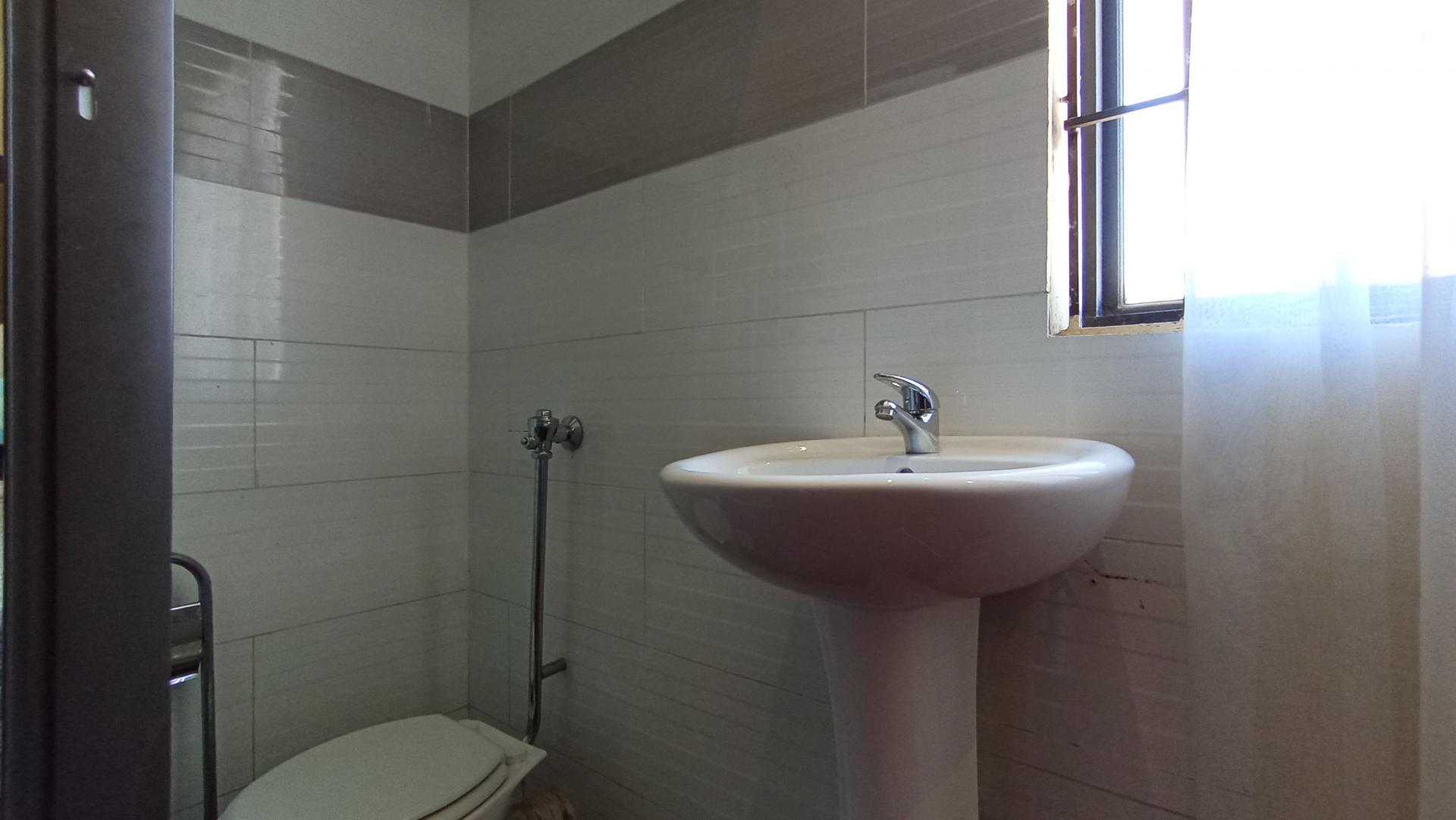 Bathroom 1 - 14 square meters of property in Cyrildene
