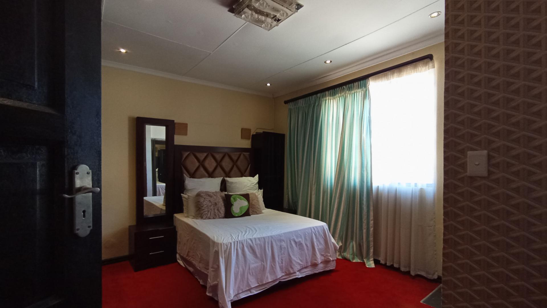 Bed Room 2 - 19 square meters of property in Cyrildene