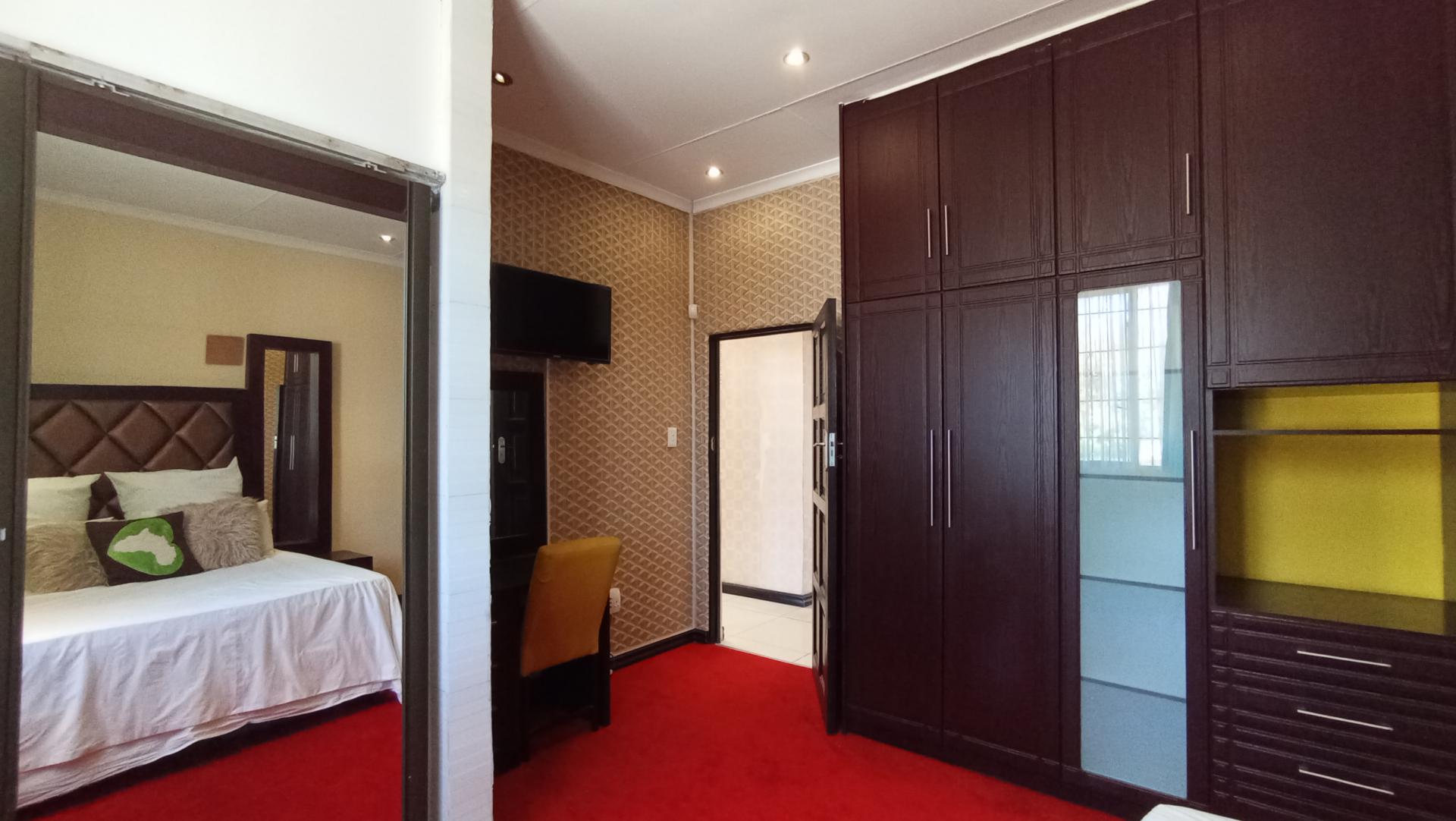 Bed Room 2 - 19 square meters of property in Cyrildene