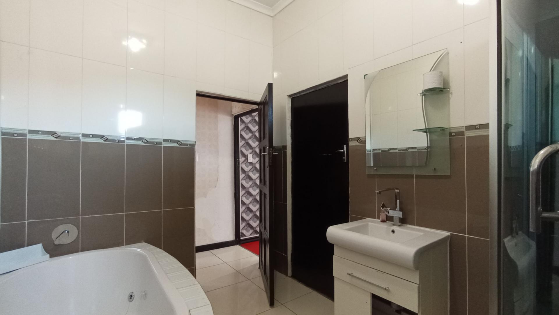Bathroom 3+ - 23 square meters of property in Cyrildene