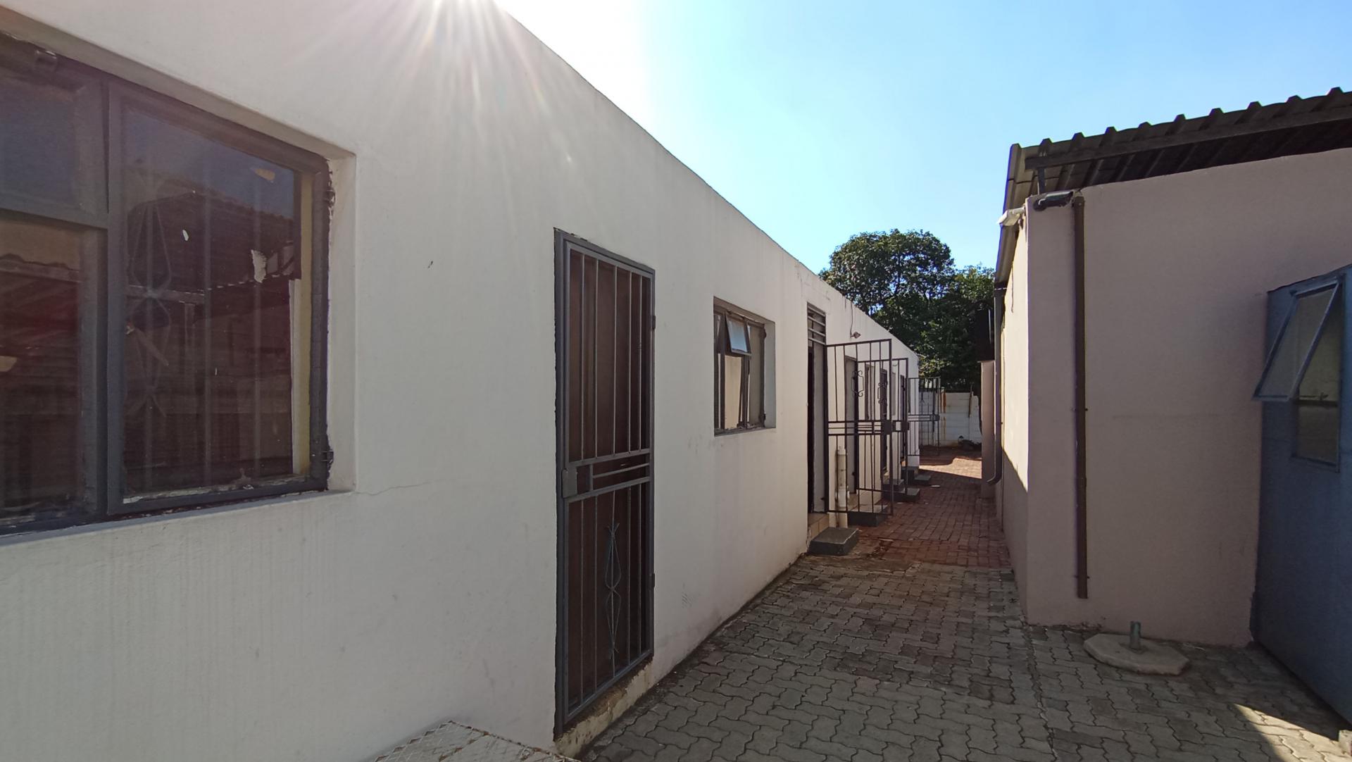 Flatlet - 105 square meters of property in Cyrildene