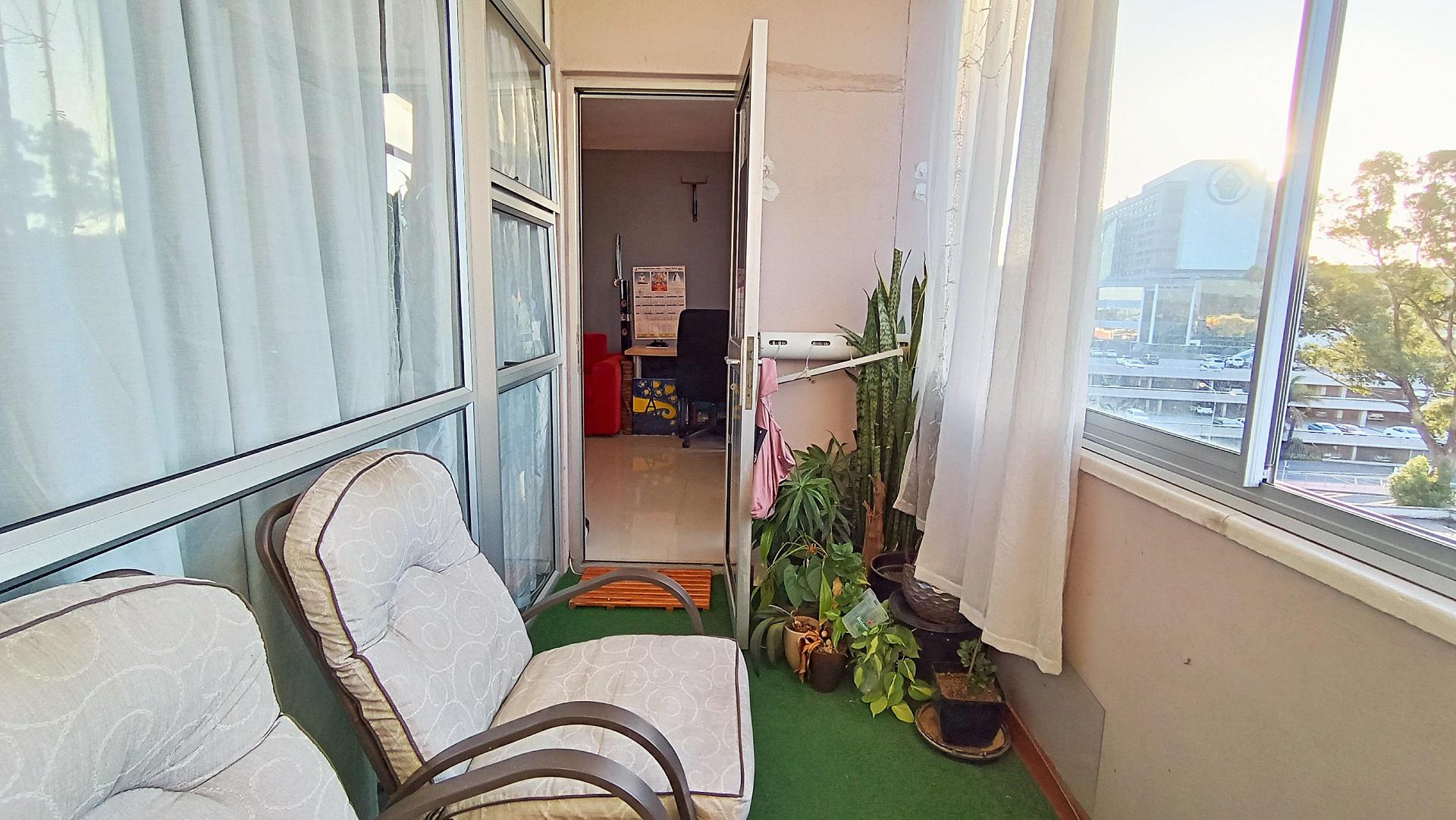 Balcony - 7 square meters of property in Bellville