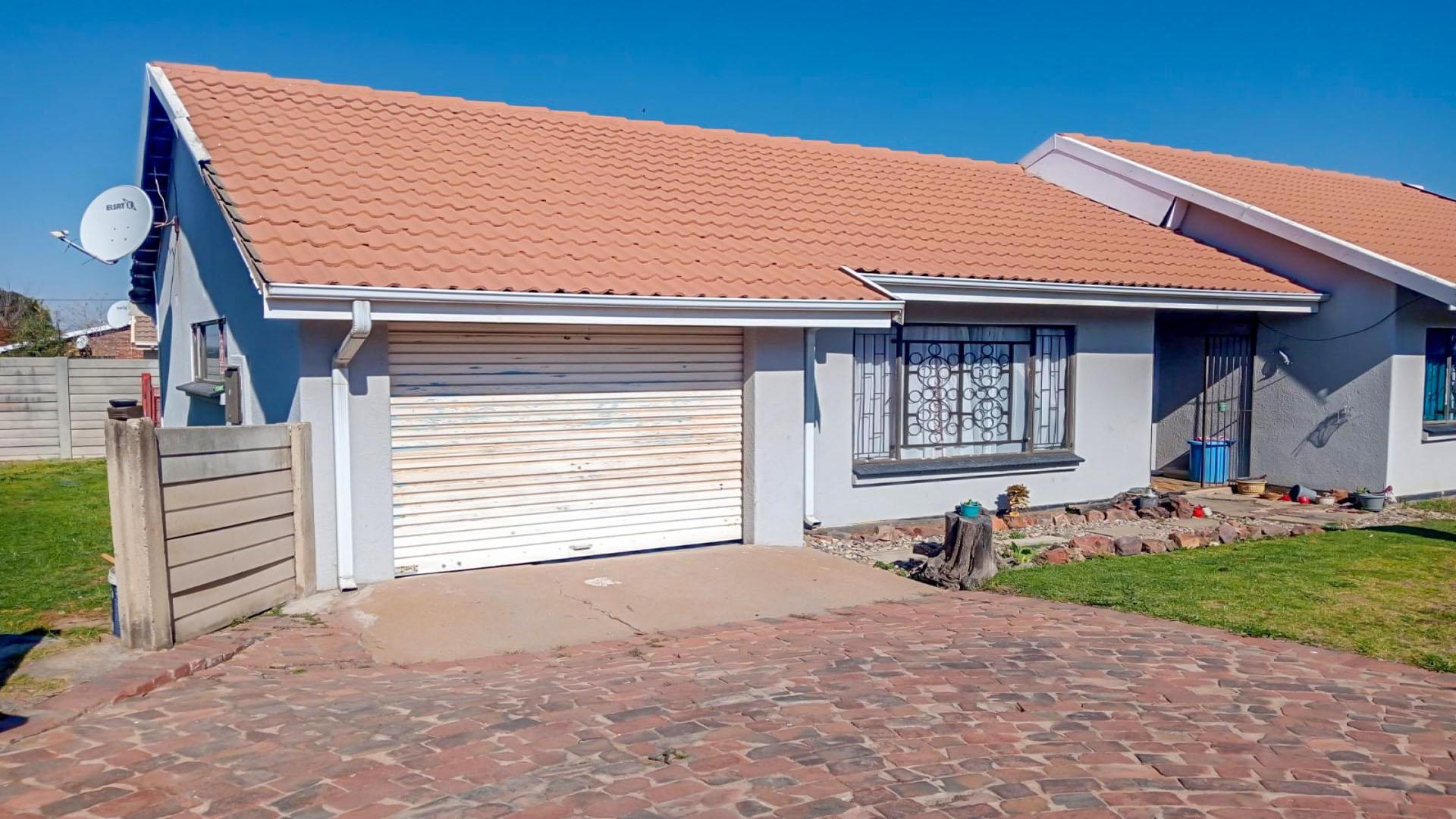 Front View of property in Struisbult