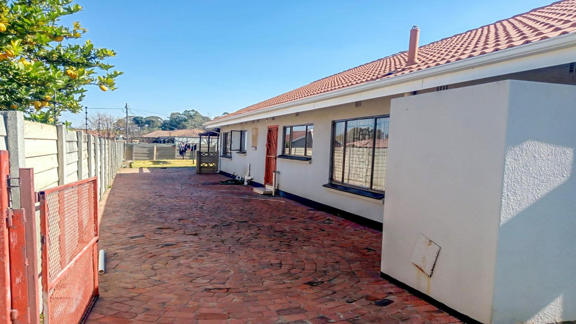 Backyard of property in Struisbult