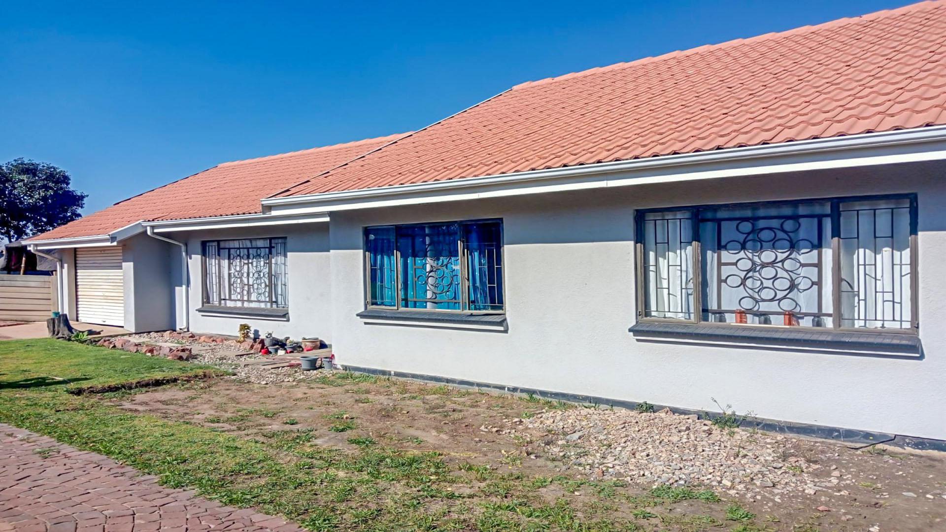 Backyard of property in Struisbult