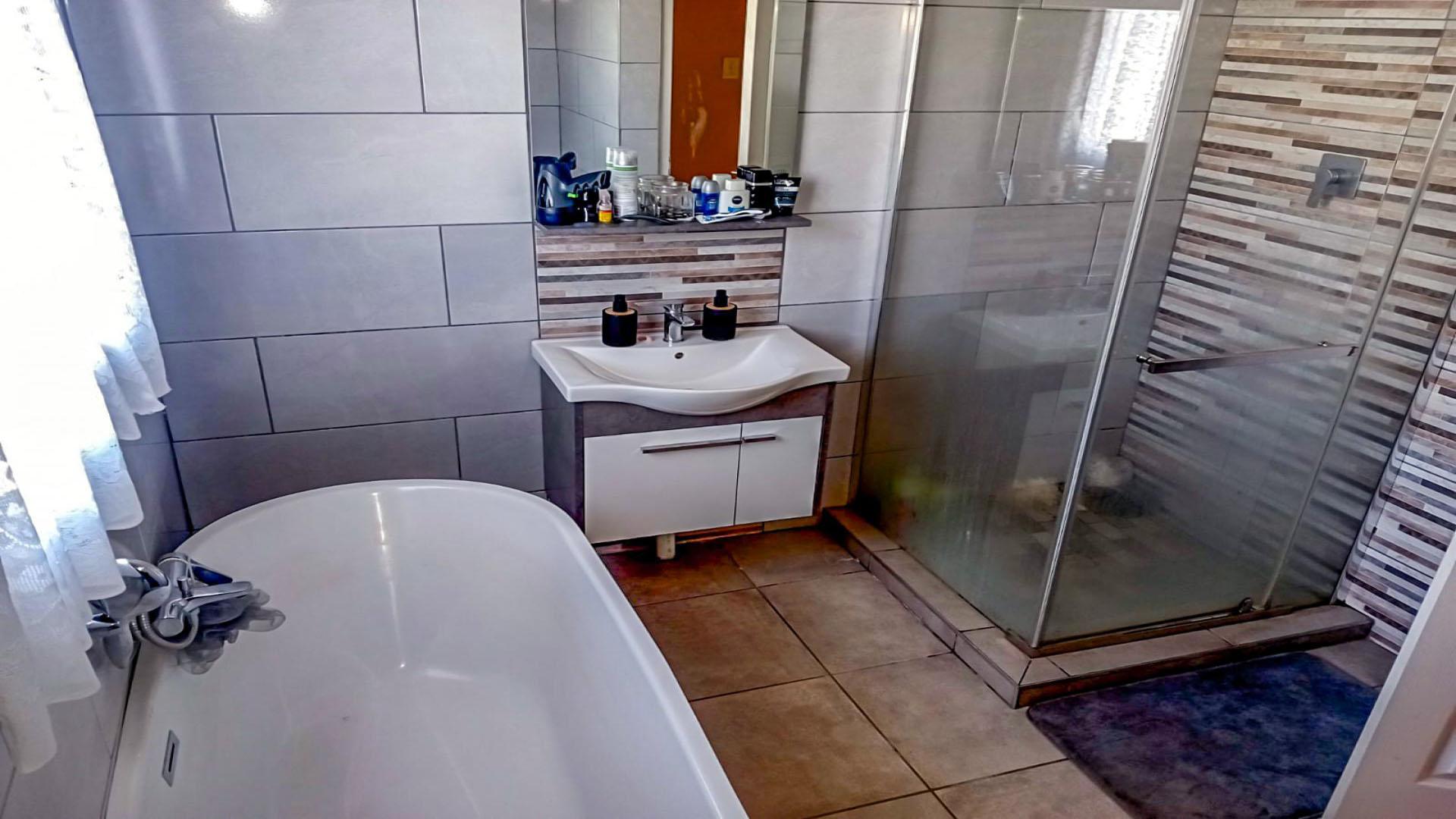 Bathroom 1 of property in Struisbult