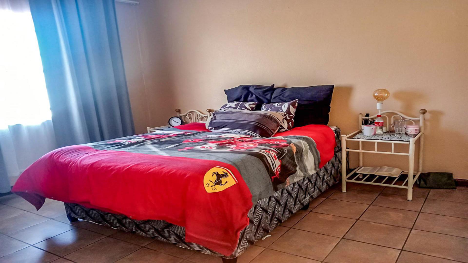 Bed Room 1 of property in Struisbult