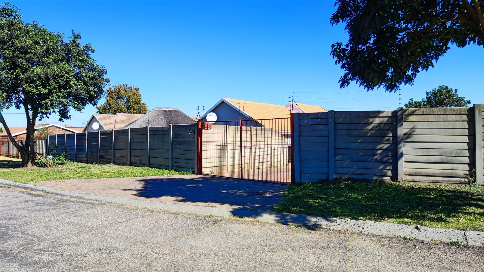 Front View of property in Struisbult