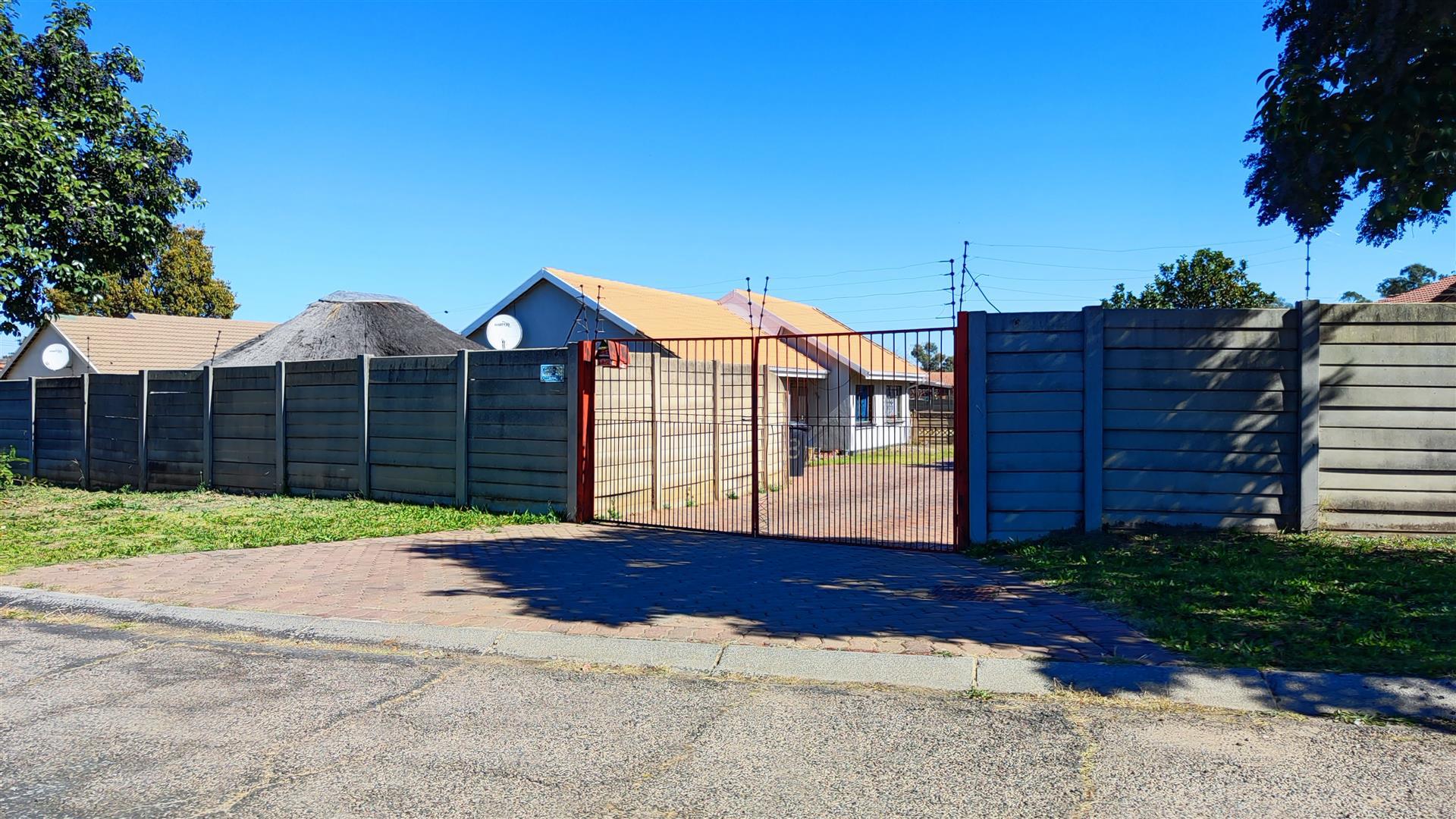 Front View of property in Struisbult