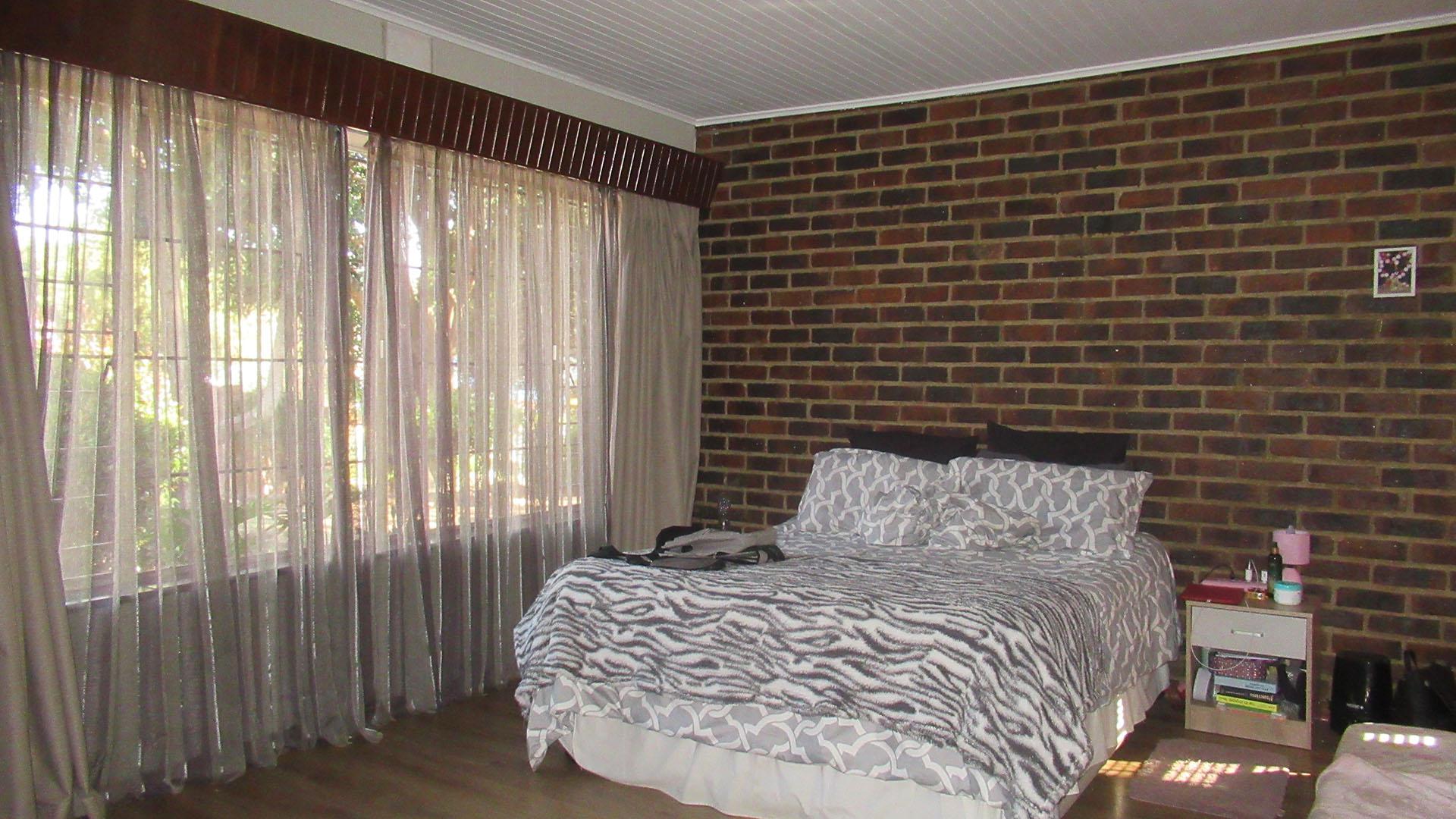 Bed Room 1 - 19 square meters of property in Kloofendal