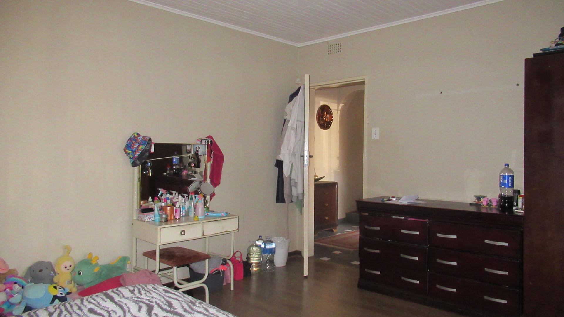Bed Room 1 - 19 square meters of property in Kloofendal