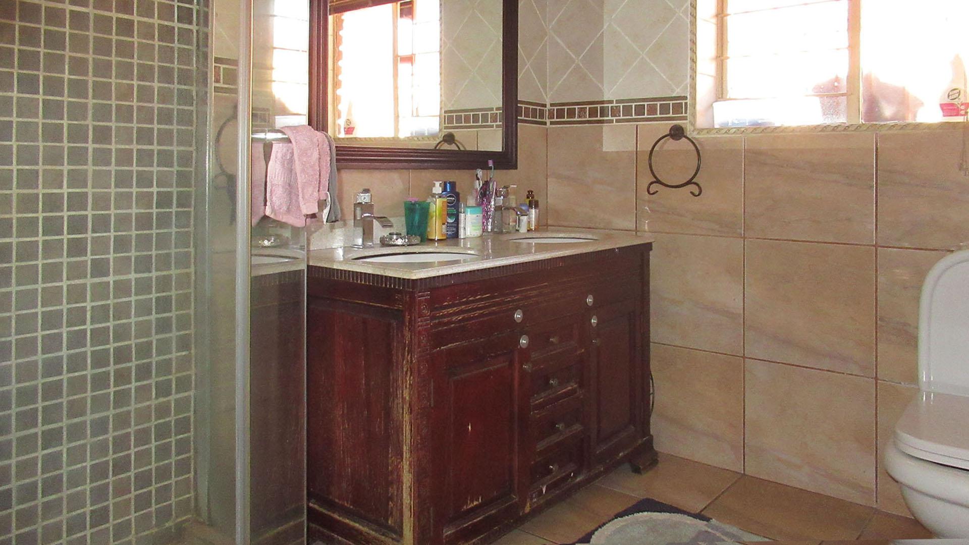 Bathroom 1 - 6 square meters of property in Kloofendal