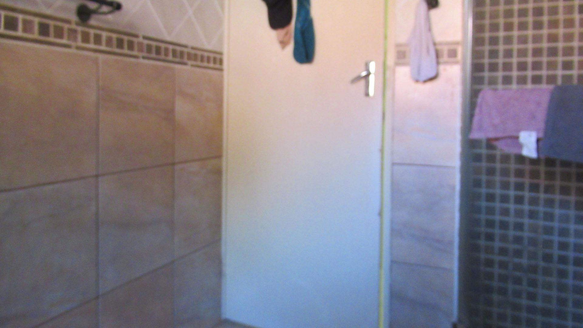 Bathroom 1 - 6 square meters of property in Kloofendal