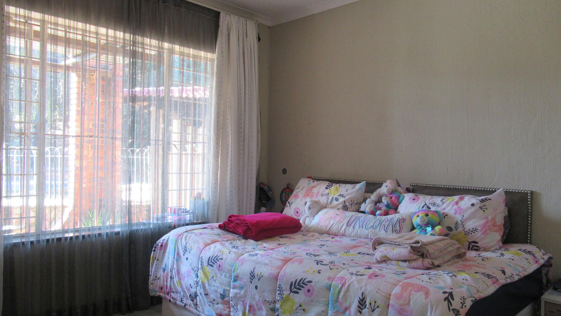 Bed Room 3 - 11 square meters of property in Kloofendal