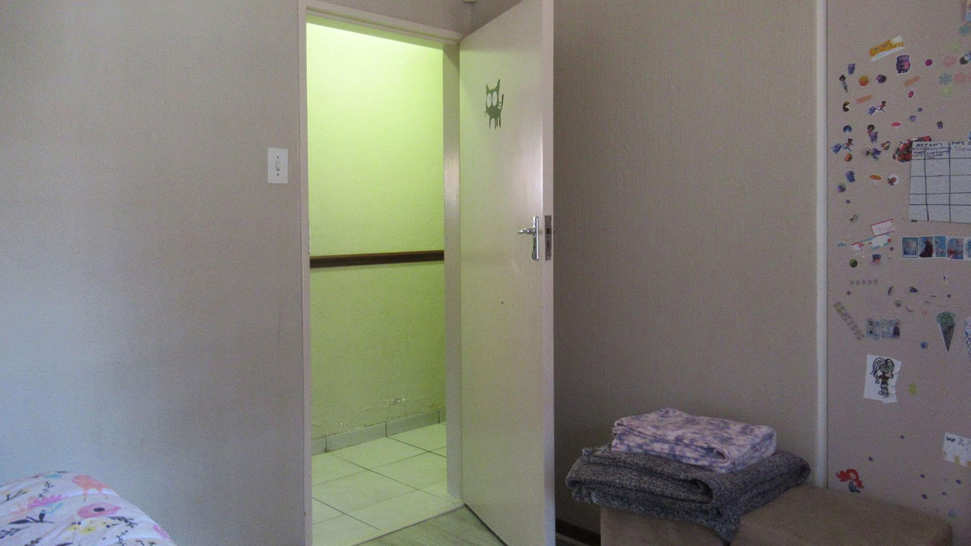 Bed Room 3 - 11 square meters of property in Kloofendal