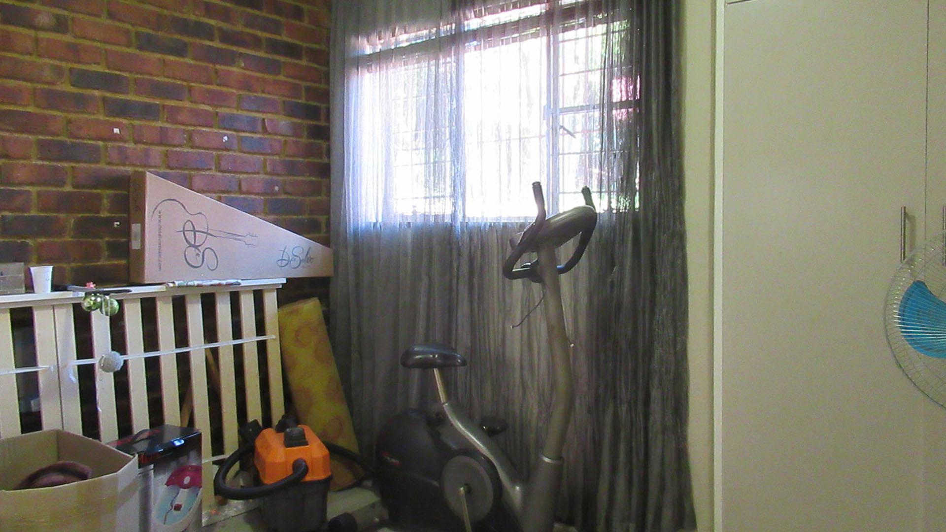 Bed Room 4 - 10 square meters of property in Kloofendal