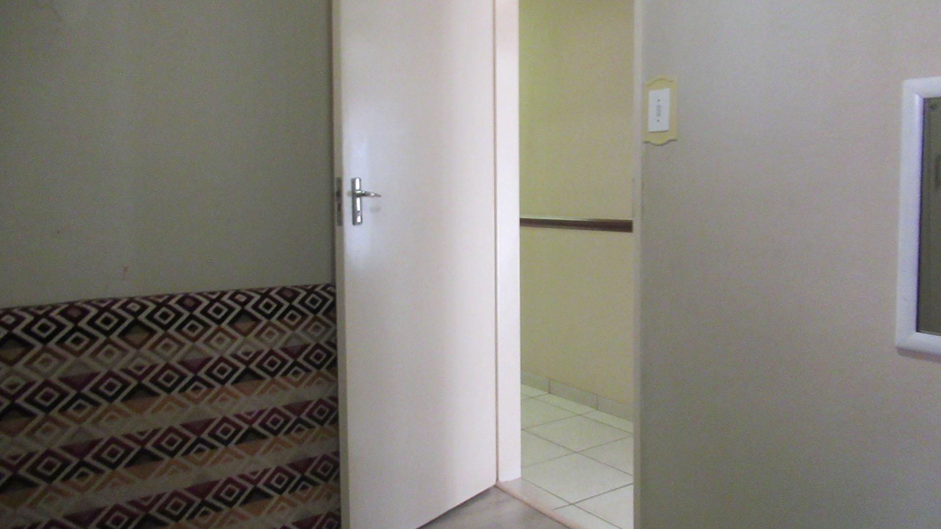 Bed Room 4 - 10 square meters of property in Kloofendal