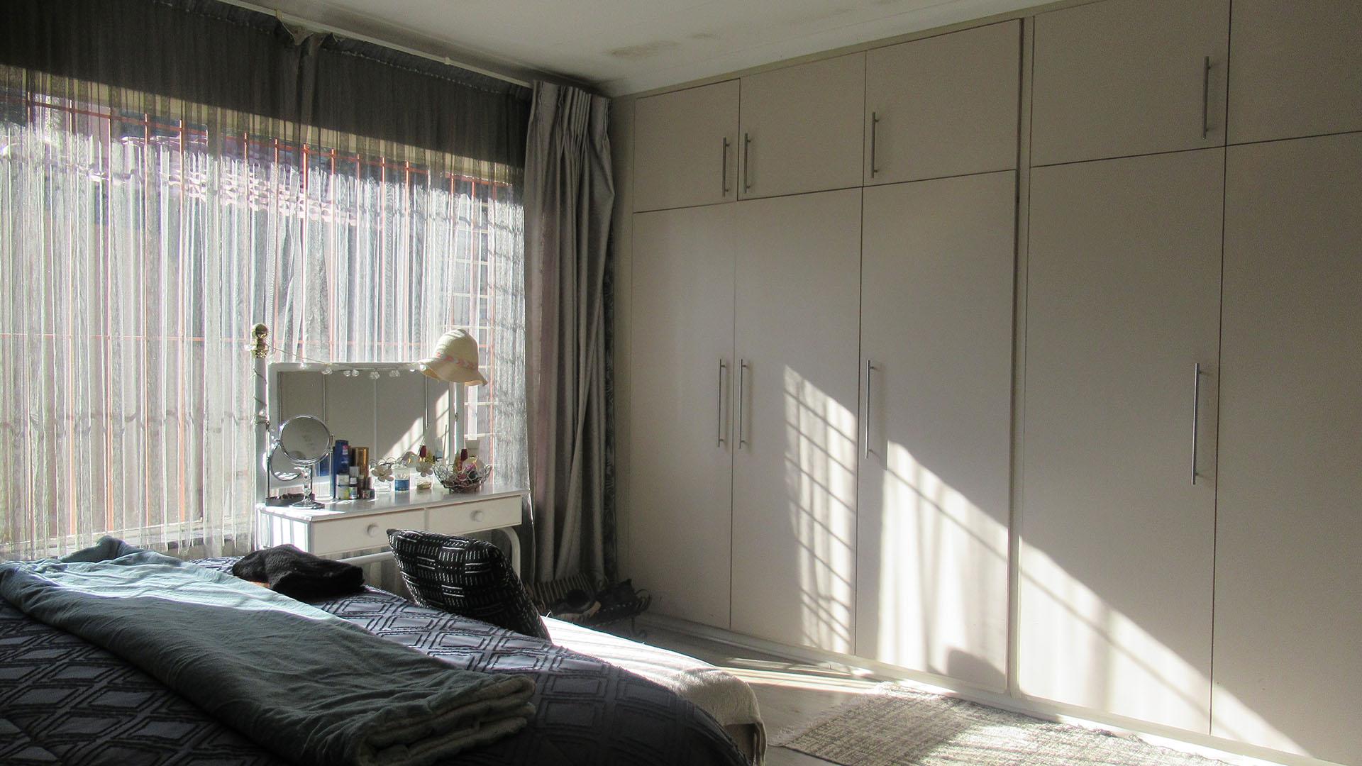 Main Bedroom - 18 square meters of property in Kloofendal