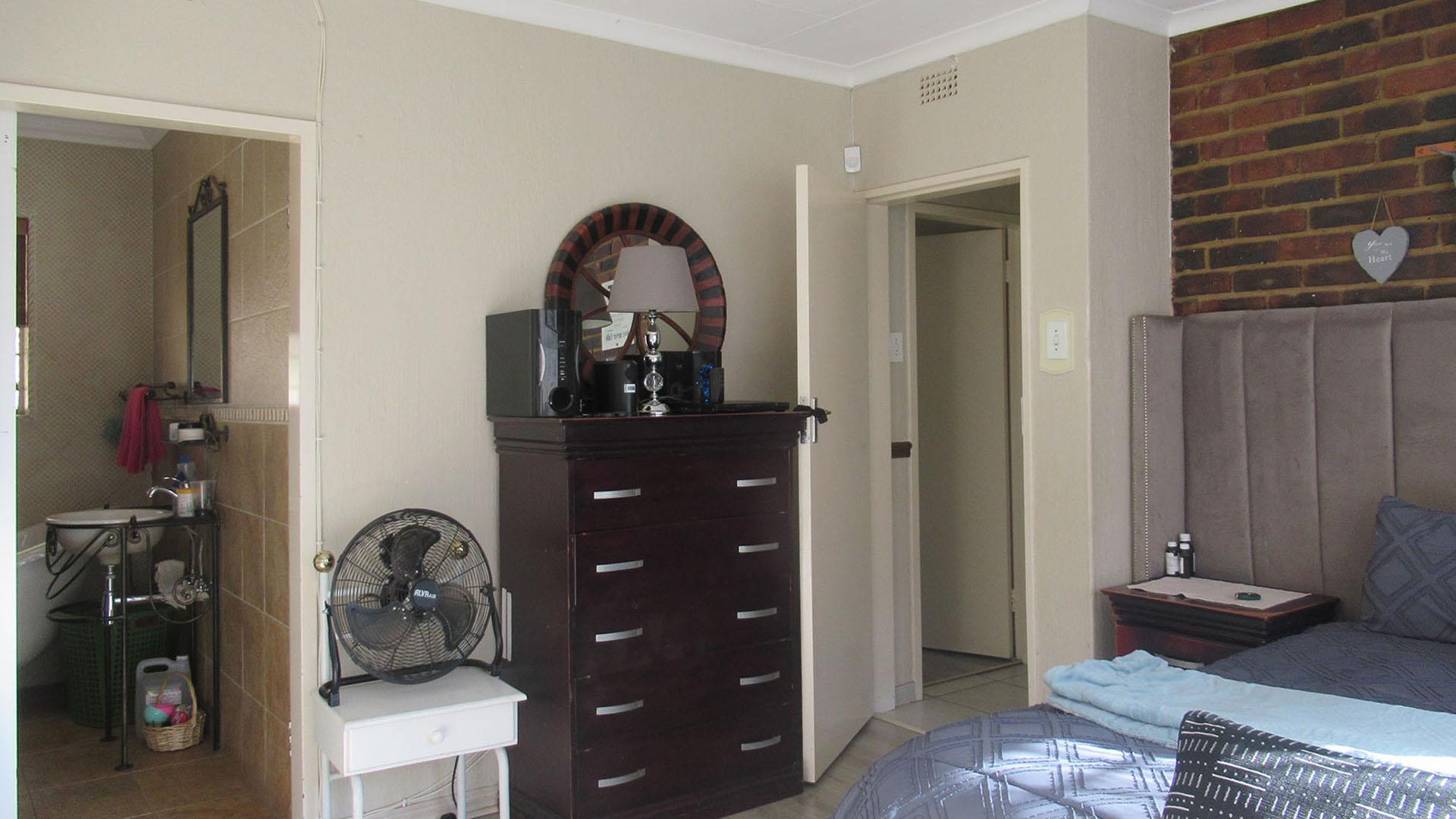 Main Bedroom - 18 square meters of property in Kloofendal