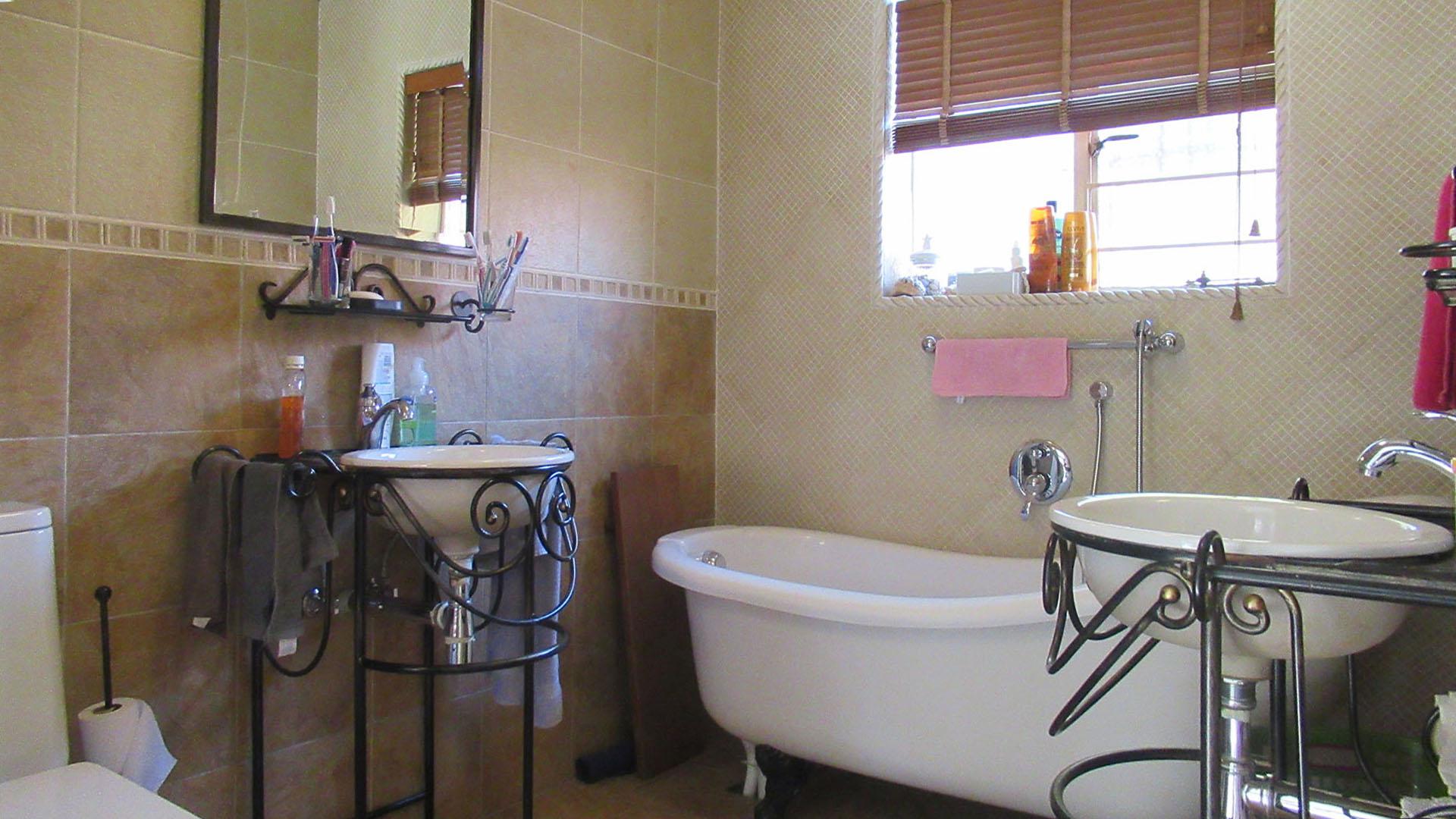 Main Bathroom - 6 square meters of property in Kloofendal