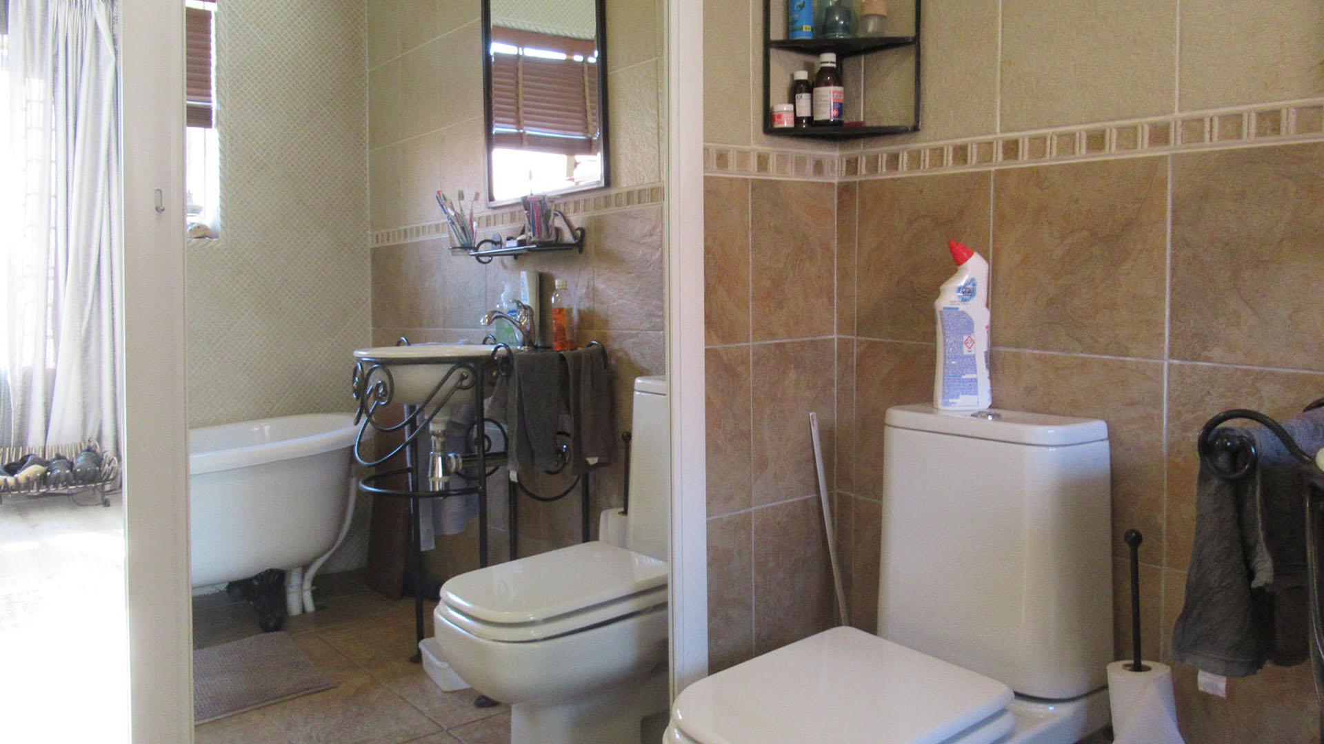 Main Bathroom - 6 square meters of property in Kloofendal