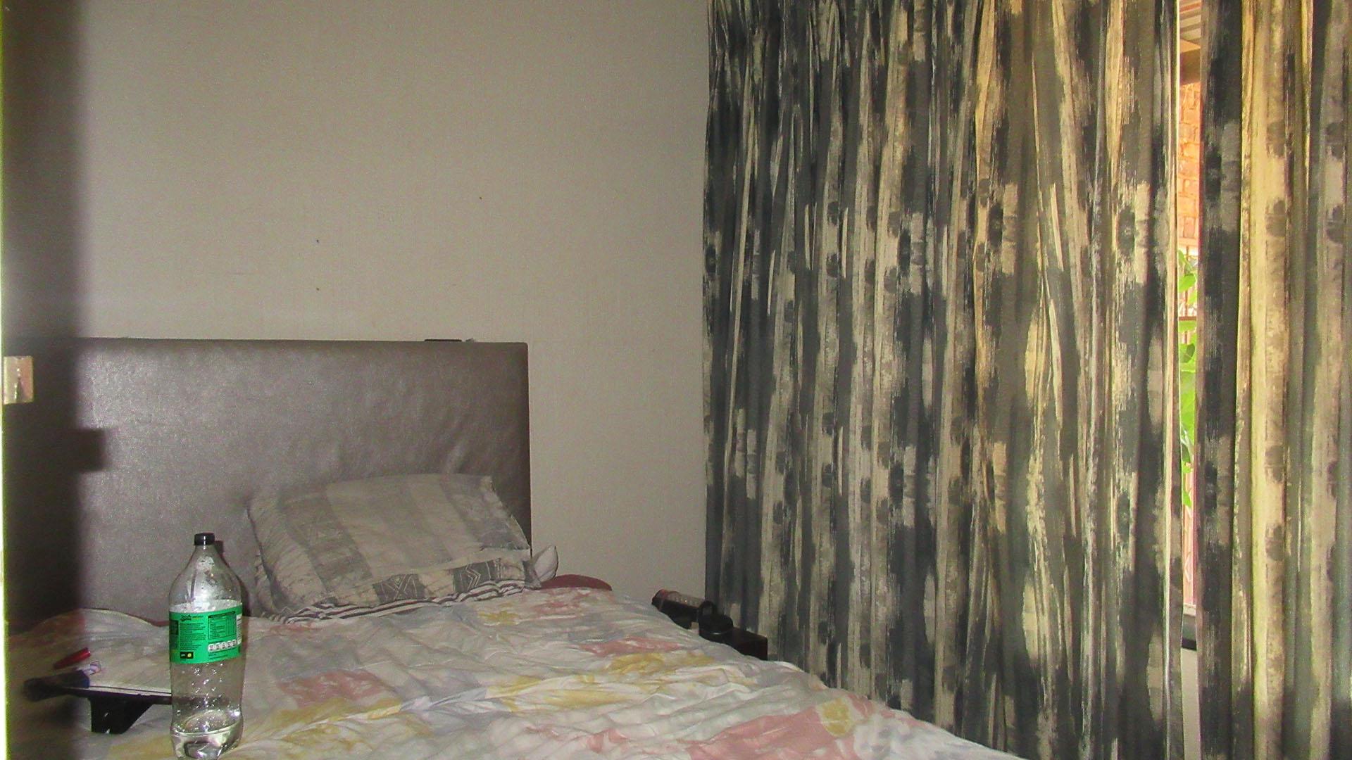 Bed Room 2 - 10 square meters of property in Kloofendal