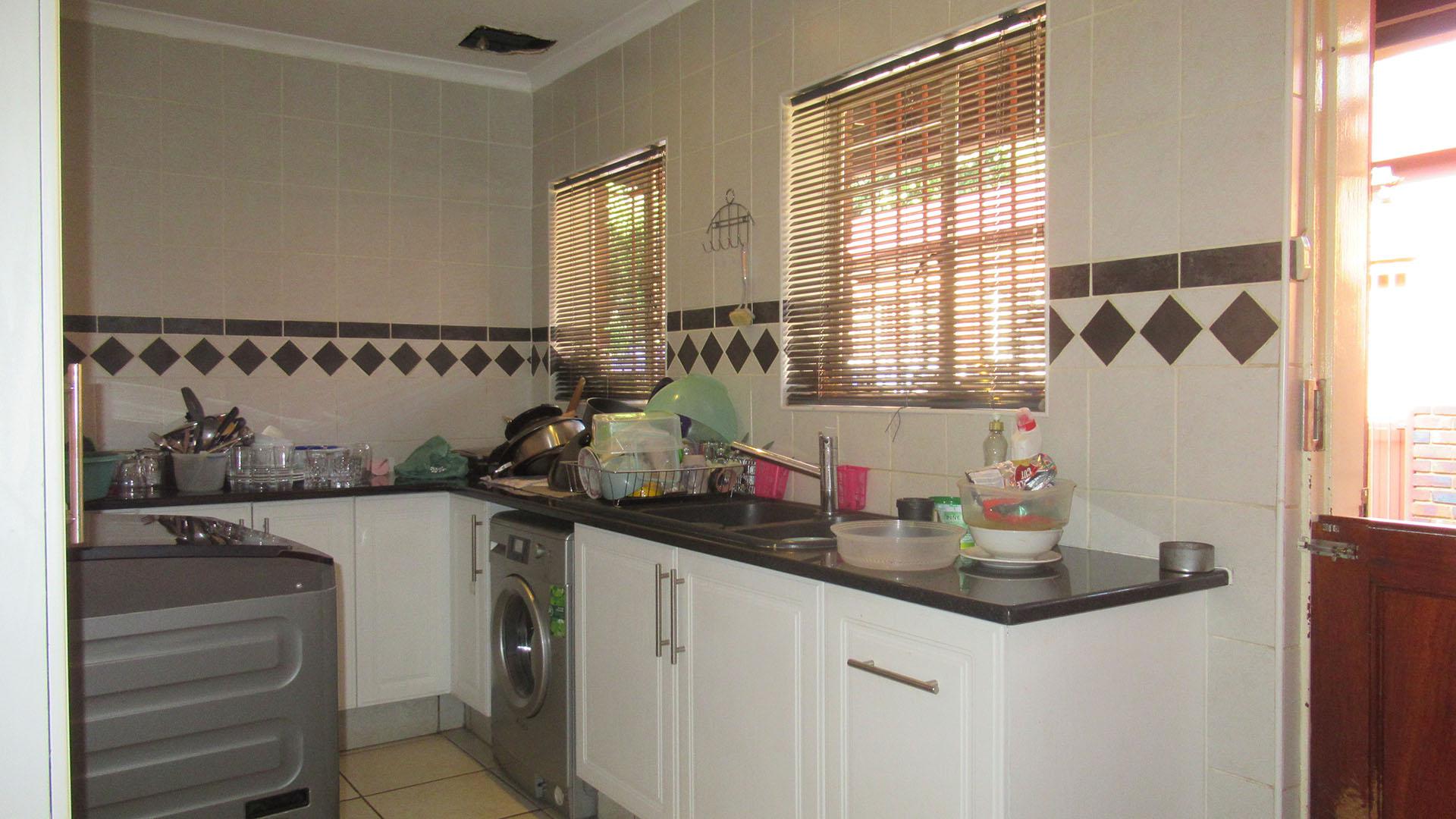 Scullery - 12 square meters of property in Kloofendal