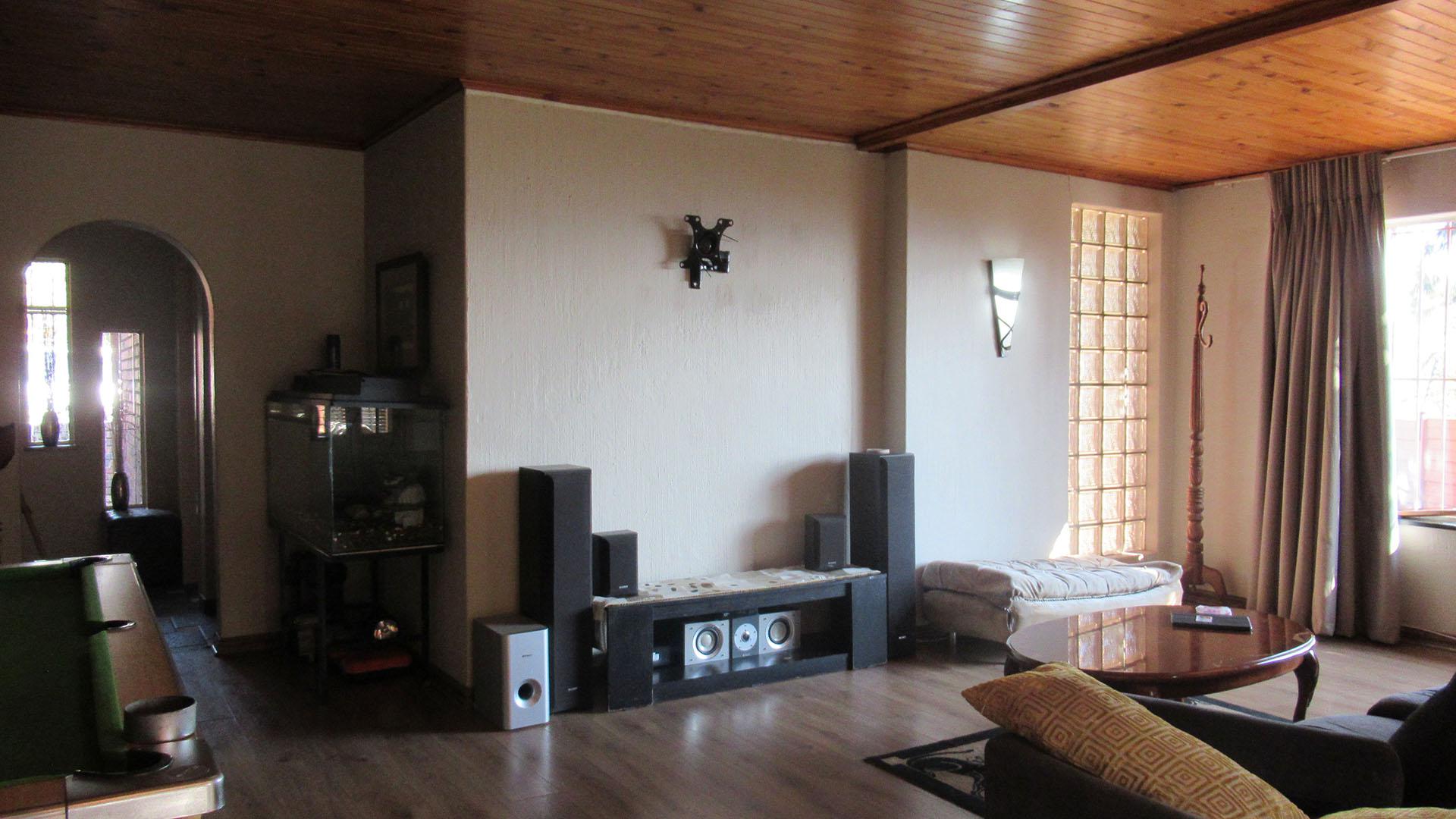 Lounges - 71 square meters of property in Kloofendal