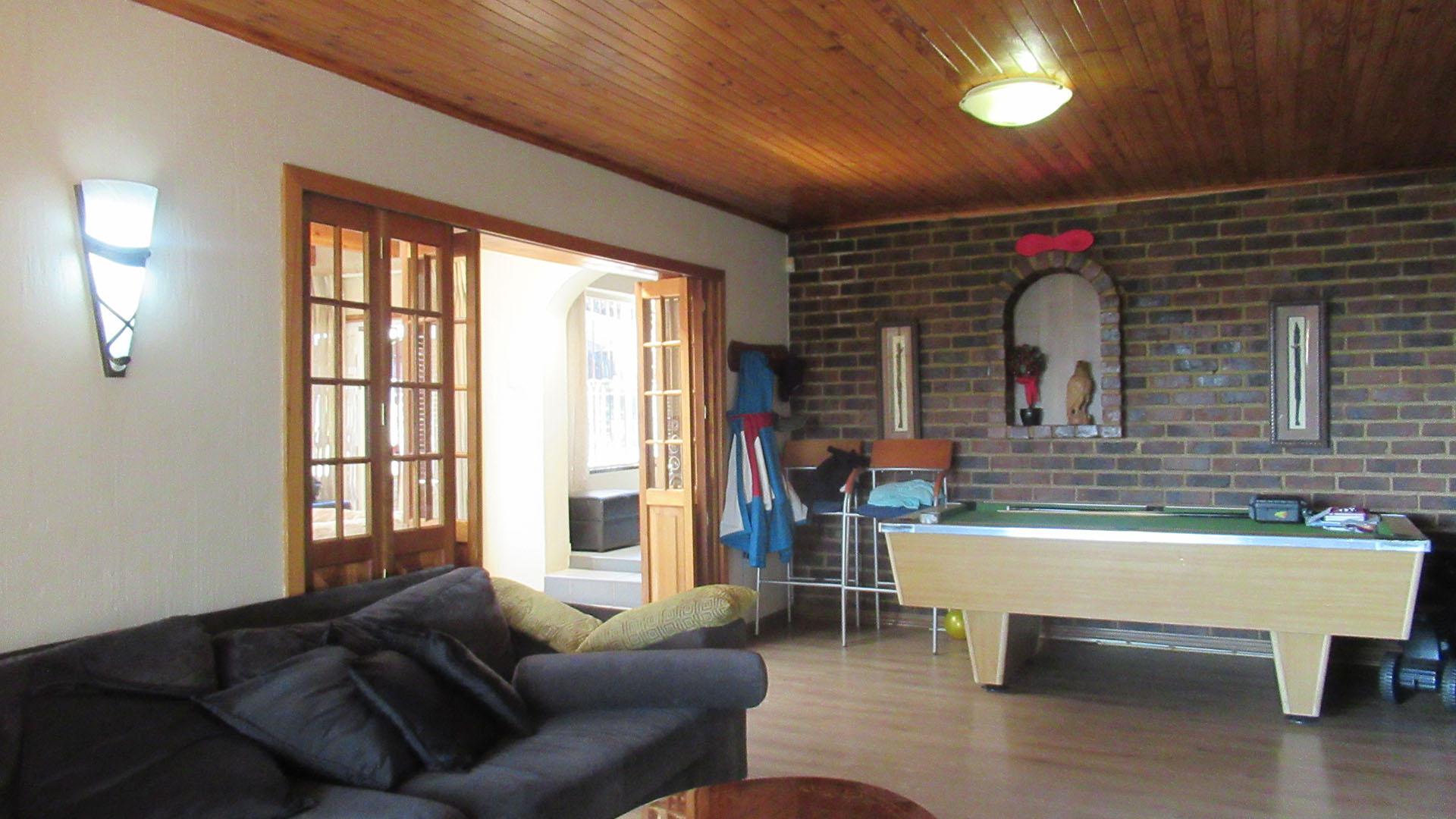 Lounges - 71 square meters of property in Kloofendal