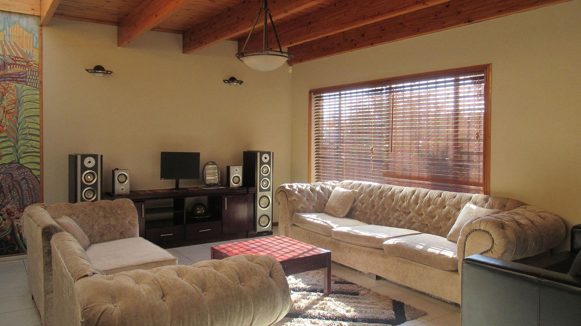 Lounges - 71 square meters of property in Kloofendal