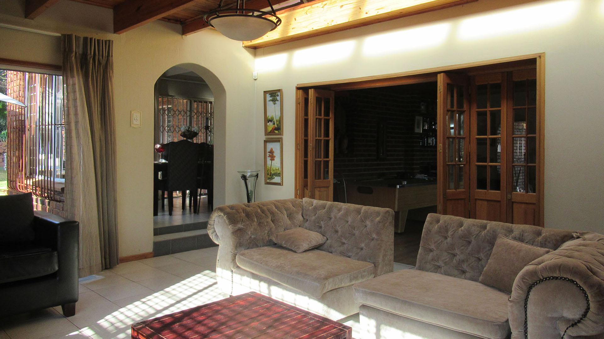 Lounges - 71 square meters of property in Kloofendal